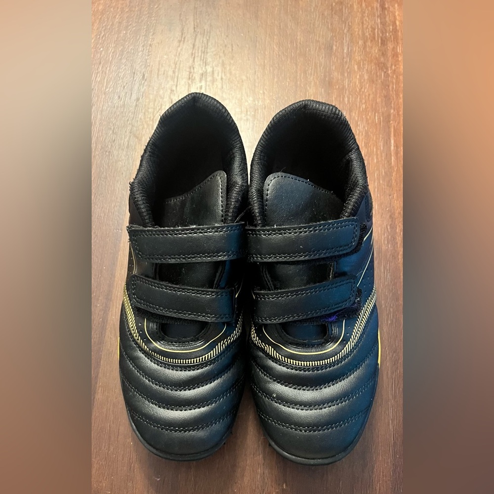 Indoor soccer shoes, velcro